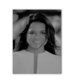 Portrait de Femme : Douceur et Charisme sur Bois Gravé