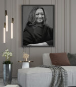 Portrait Gravé sur Bois d'une Femme Rayonnante - Artisanat Décoratif Moderne