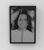 Portrait de Femme : Douceur et Charisme sur Bois Gravé